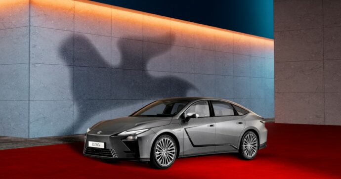 A Venezia 2025 la passerella è elettrificata. Lexus porta il futuro sul red carpet