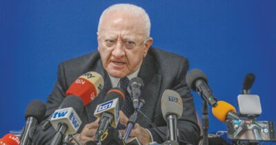 Copertina di De Luca punta Schlein:  “I cacicchi sono a Roma”