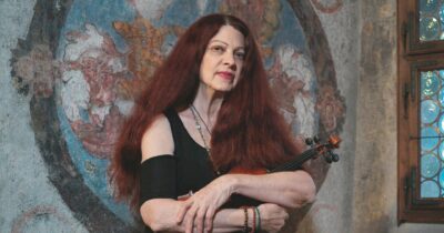 Copertina di Scarlet Rivera: “La musica è l’antidoto  a Trump, lo psicopatico”