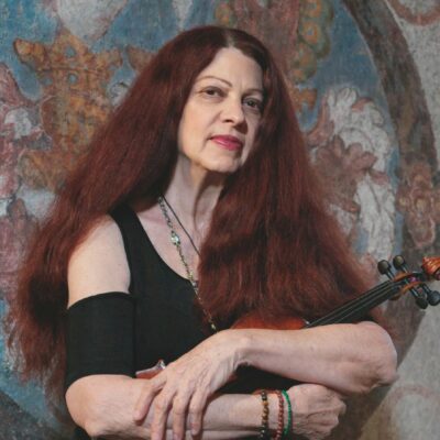 Copertina di Scarlet Rivera: “La musica è l’antidoto  a Trump, lo psicopatico”