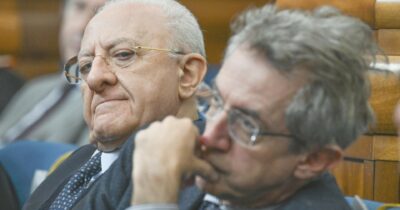 Copertina di San Carlo, De Luca bombarda Manfredi: “Situazione vergognosa, è falso in bilancio”