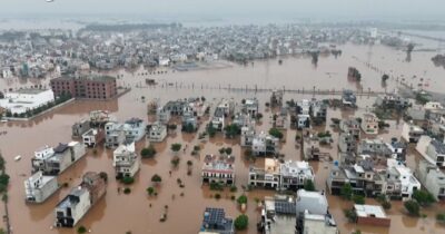 Copertina di Piogge monsoniche e inondazioni in Pakistan, 250mila evacuati e 800 morti da giugno: le immagini dall’alto