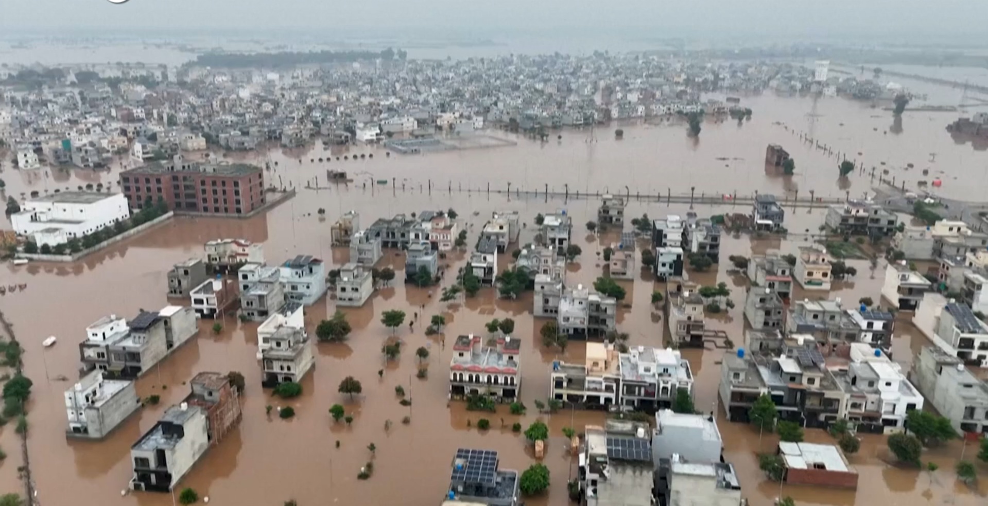Piogge monsoniche e inondazioni in Pakistan, 250mila evacuati e 800 morti da giugno: le immagini dall’alto Piogge monsoniche e inondazioni in Pakistan, 250mila evacuati e 800 morti da giugno: le immagini dall’alto