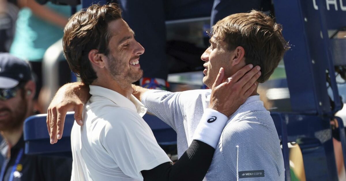 Us Open, Cobolli si ritira per infortunio dopo due set: Musetti si aggiudica il derby italiano e vola agli ottavi di finale