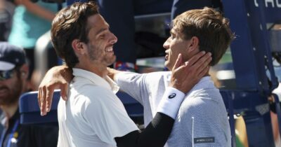 Copertina di Us Open, Cobolli si ritira per infortunio dopo due set: Musetti si aggiudica il derby italiano e vola agli ottavi di finale