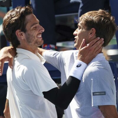 Copertina di Us Open, Cobolli si ritira per infortunio dopo due set: Musetti si aggiudica il derby italiano e vola agli ottavi di finale