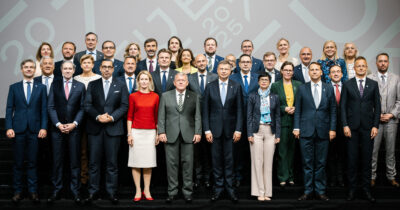 Copertina di L'alta rappresentante Ue: "Non restituiremo i beni congelati se la Russia non risarcisce Kiev”. Mosca: “Da marzo conquistati 3500 km² di territorio”