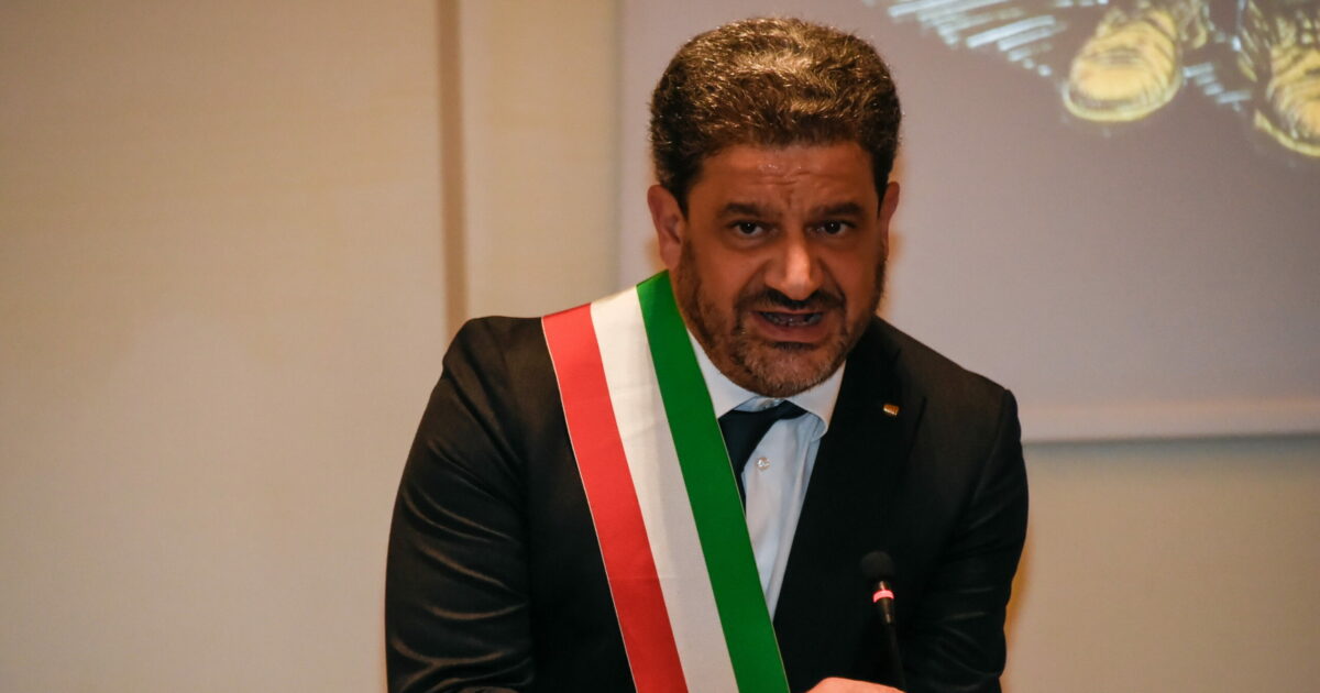 Casal di Principe: coprifuoco da mezzanotte alle sei per gli under 14 Casal di Principe: coprifuoco da mezzanotte alle sei per gli under 14