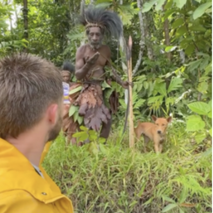 “Guardate qui, c’è una tribù cannibale che ci sta puntando gli archi. Ora mi avvicino”: influencer travolto di insulti dopo un video in cui ‘sfrutta’ i nativi di Papua – VIDEO
