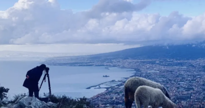 Copertina di Sotto le nuvole, collage buffo che attira e respinge. Il ritorno del Leone d’Oro, Gianfranco Rosi, con un documentario tra Pompei e i campi Flegrei