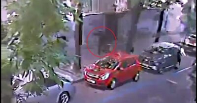 Copertina di Il video dell’omicidio del deputato ucraino: Andriy Parubiy avvicinato dal killer travestito da rider