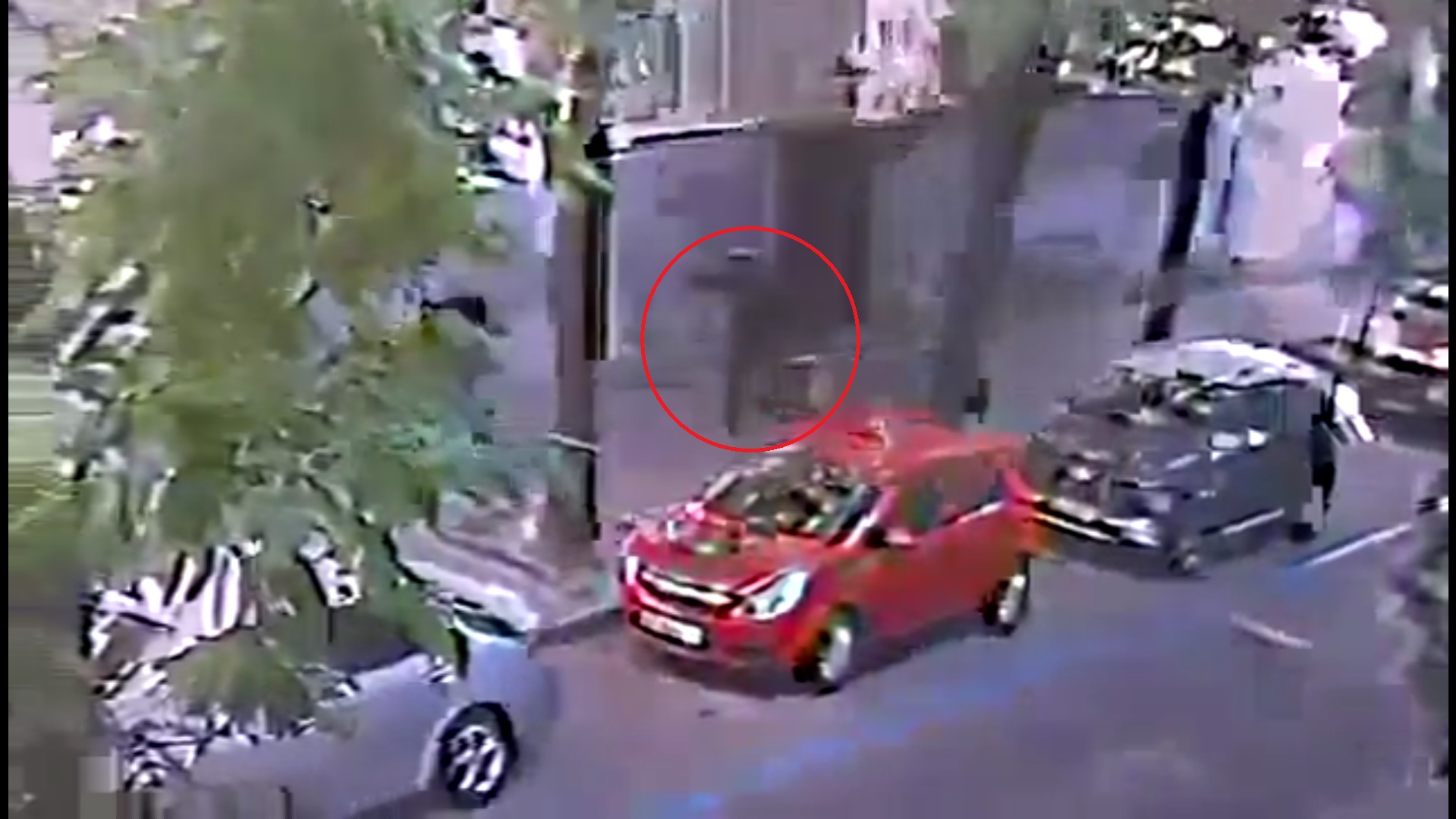 Il video dell’omicidio del deputato ucraino: Andriy Parubiy avvicinato dal killer travestito da rider Il video dell’omicidio del deputato ucraino: Andriy Parubiy avvicinato dal killer travestito da rider