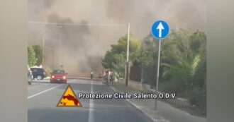 Incendio in Salento vicino a case vacanze, più di cento persone evacuate: il video 