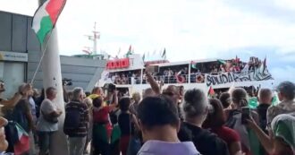 Copertina di Corteo per Gaza al Lido di Venezia, bandiere della Palestina e “Stop genocidio”: arriva l’imbarcazione coi manifestanti – Video