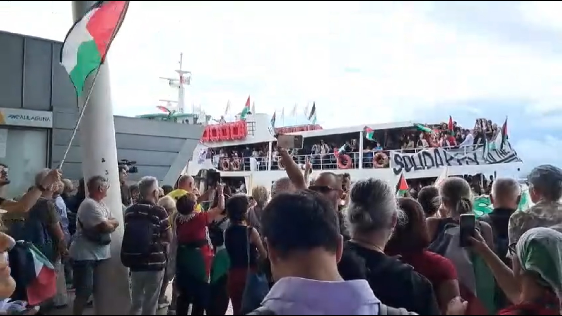 Corteo per Gaza al Lido di Venezia, bandiere della Palestina e “Stop genocidio”: arriva l’imbarcazione coi manifestanti – Video Corteo per Gaza al Lido di Venezia, bandiere della Palestina e “Stop genocidio”: arriva l’imbarcazione coi manifestanti – Video