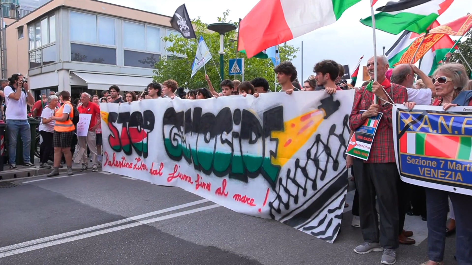 “Palestina libera”, al Lido di Venezia il corteo per Gaza: “Il governo fermi la vendita di armi a Israele” – Video “Palestina libera”, al Lido di Venezia il corteo per Gaza: “Il governo fermi la vendita di armi a Israele” – Video
