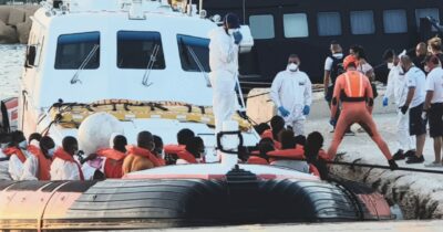 Copertina di Migranti feriti da armi da fuoco sbarcano a Pozzallo, uno colpito alla testa: è in coma. “Spari da motovedette libiche”