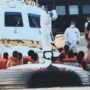 Copertina di  Urso loda il governo sui migranti  a Lampedusa e subito ne sbarcano  90 sul lido fra sdraio e bagnanti  