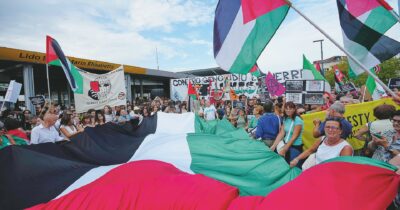 Copertina di Pro Palestina, in 5mila in piazza a Venezia: “Abbiamo fatto entrare il massacro della Striscia nelle sale della Biennale”