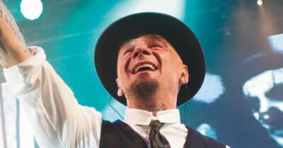 Copertina di J-Ax: “Resto ‘tamarro’ e detesto chi ha troppe certezze”. L’artista in concerto alla Festa del Fatto