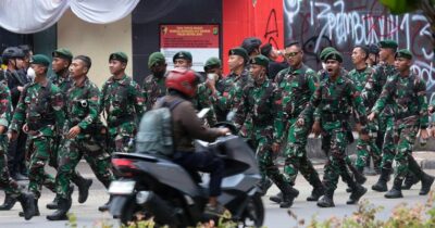 Copertina di Proteste in Indonesia: saccheggiate le case di un ministro e di alcuni parlamentari