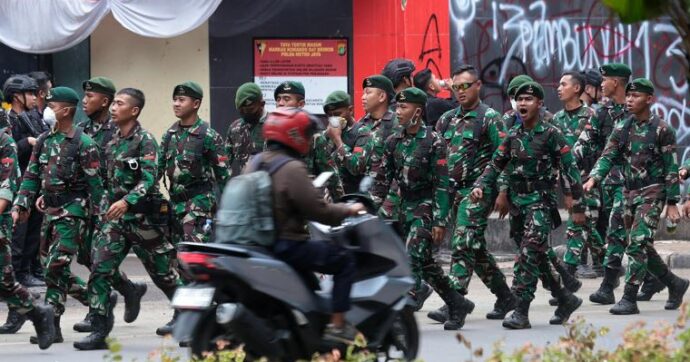 Proteste in Indonesia: saccheggiate le case di un ministro e di alcuni parlamentari