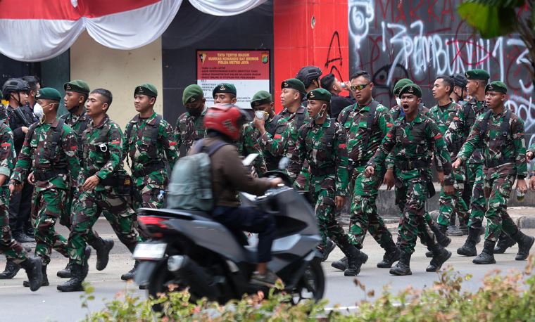 Proteste in Indonesia: saccheggiate le case di un ministro e di alcuni parlamentari