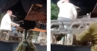Copertina di Tragedia sfiorata al concerto di Raphael Gualazzi: il cantante evita in pochi secondi che una struttura di ferro gli cada addosso – VIDEO