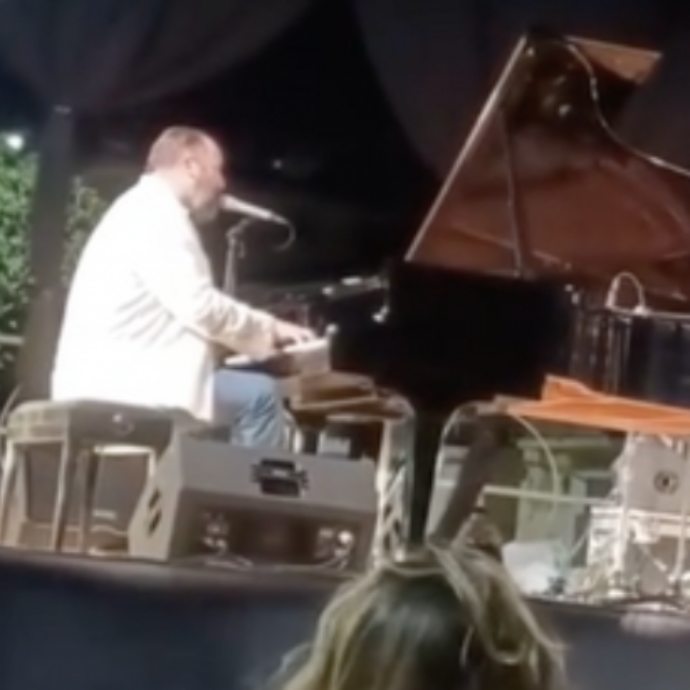 Tragedia sfiorata al concerto di Raphael Gualazzi: il cantante evita in pochi secondi che una struttura di ferro gli cada addosso – VIDEO