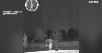 Copertina di Esce a cercare il gatto ma viene colpito dalla scarica di un fulmine: il video dall’Aretino