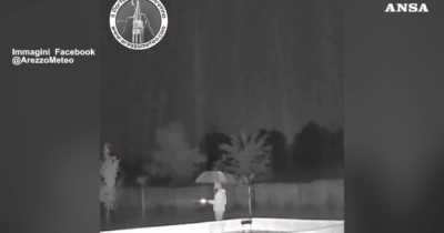 Copertina di Esce a cercare il gatto ma viene colpito dalla scarica di un fulmine: il video dall’Aretino
