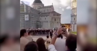 Copertina di Ultras della Roma cantano cori sulle note di Faccetta nera e inneggiano al Duce in centro a Pisa: il video