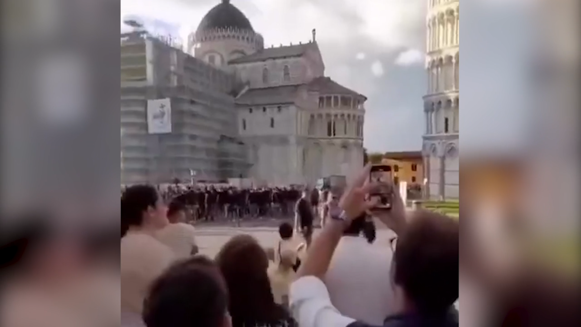Ultras della Roma cantano cori sulle note di Faccetta nera e inneggiano al Duce in centro a Pisa: il video Ultras della Roma cantano cori sulle note di Faccetta nera e inneggiano al Duce in centro a Pisa: il video