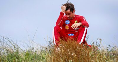Copertina di Solo, triste, a fissare il vuoto: le foto che mostrano tutta la disperazione di Leclerc dopo il Gp d’Olanda