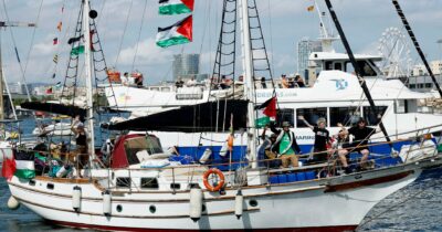 Copertina di Global Sumud Flotilla, Israele chiede di lasciare a loro gli aiuti umanitari. La replica: “Fa parte del blocco illegale a Gaza”