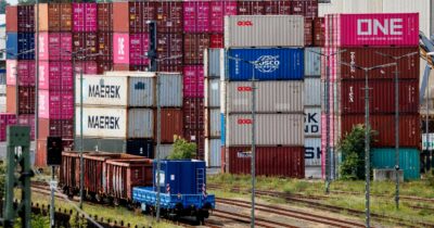 Copertina di Dazi, così l’Ue (con il no francese) cede a Trump:  nessuna web e digital tax. Salvi ancora  Google&C.