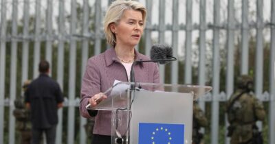Copertina di Ucraina, Cremlino: “Ue ostacola sforzi di Putin e Trump”. Von der Leyen: “Abbiamo un piano preciso per l’invio di truppe”