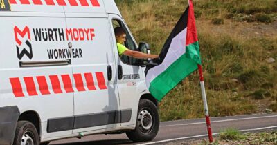 Copertina di Vuelta, una macchina dell’organizzazione rimuove tutte le bandiere della Palestina prima del passaggio dei ciclisti