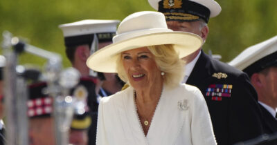 Copertina di “Mi sono tolta una scarpa e con il tacco ho colpito duro direttamente sulle p***e”: la confessione della regina Camilla sulla molestia subita in treno