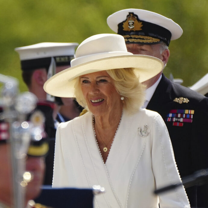 “Mi sono tolta una scarpa e con il tacco ho colpito duro direttamente sulle p***e”: la confessione della regina Camilla sulla molestia subita in treno