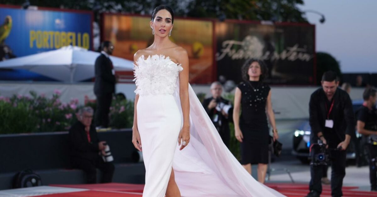 “Sto bene, sono serena, sono tranquilla. Perché, non si vede?”: Rocío Muñoz Morales rompe il silenzio a Venezia sul “caso Bova” “Sto bene, sono serena, sono tranquilla. Perché, non si vede?”: Rocío Muñoz Morales rompe il silenzio a Venezia sul “caso Bova”