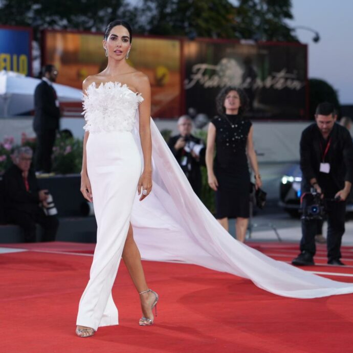 “Sto bene, sono serena, sono tranquilla. Perché, non si vede?”: Rocío Muñoz Morales rompe il silenzio a Venezia sul “caso Bova”