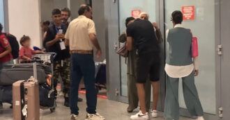 Copertina di L’attesa, poi le lacrime: la storia di Mahmoud, palestinese in Italia che riabbraccia la propria famiglia fatta evacuare da Gaza