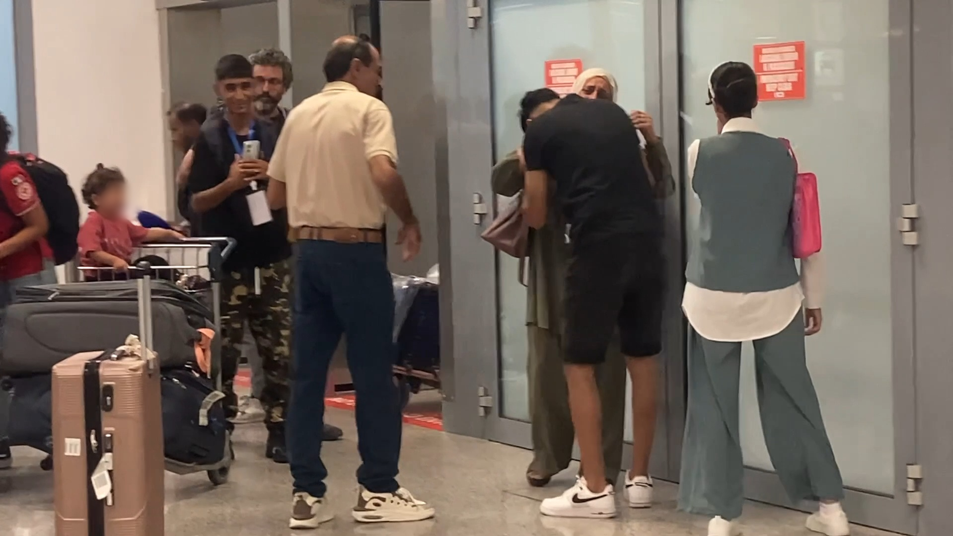 L’attesa, poi le lacrime: la storia di Mahmoud, palestinese in Italia che riabbraccia la propria famiglia fatta evacuare da Gaza L’attesa, poi le lacrime: la storia di Mahmoud, palestinese in Italia che riabbraccia la propria famiglia fatta evacuare da Gaza