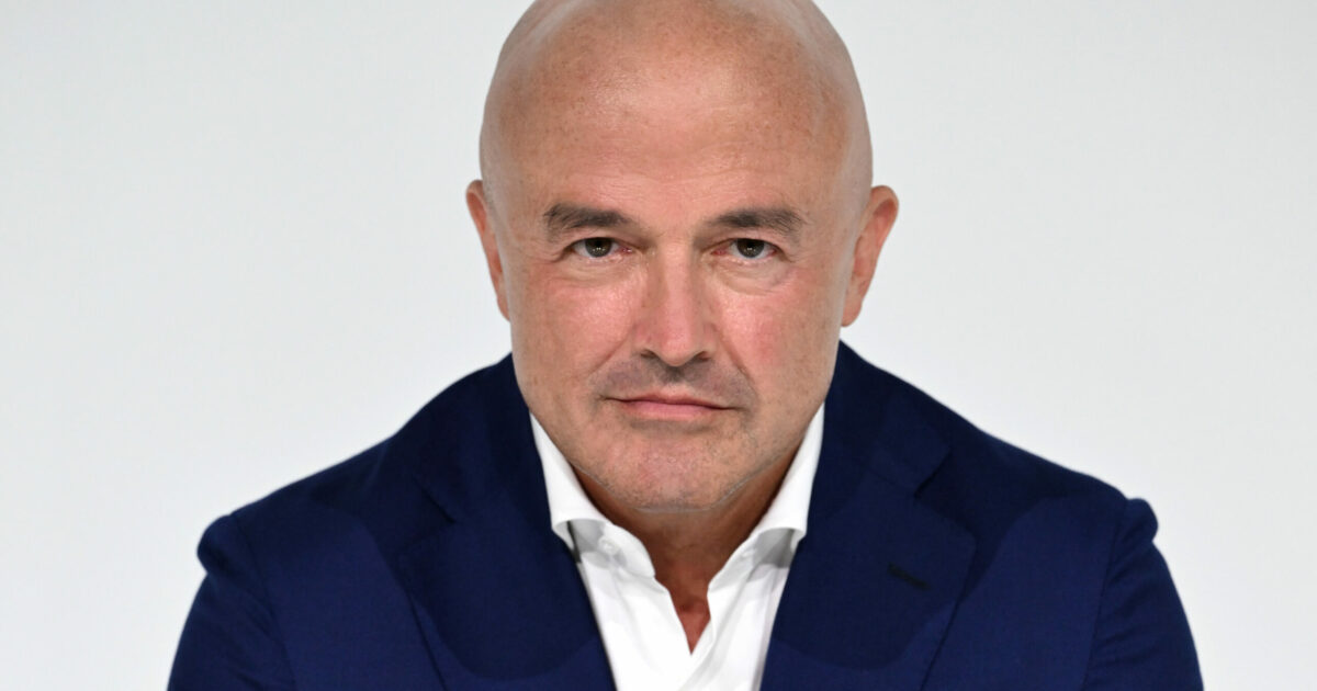 Gianluigi Nuzzi debutta con “Dentro la notizia”: il gruppo Facebook “Mia moglie”, l’omicidio di Cecilia De Astis e i casi di Sara Campanella e Pierina Paganelli