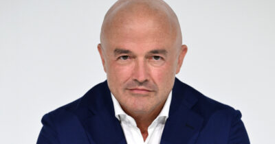 Copertina di Gianluigi Nuzzi debutta con “Dentro la notizia”: il gruppo Facebook “Mia moglie”, l’omicidio di Cecilia De Astis e i casi di Sara Campanella e Pierina Paganelli