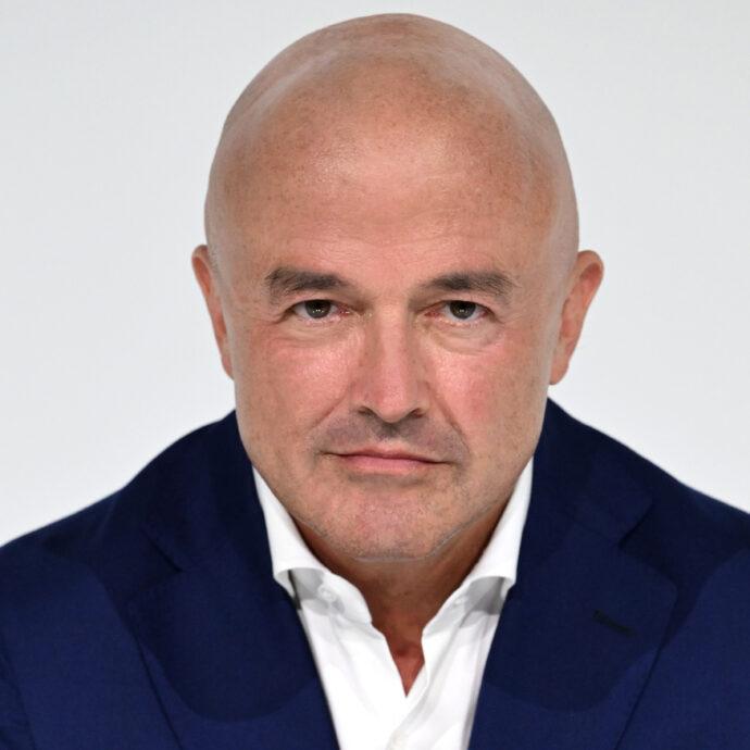 Gianluigi Nuzzi debutta con “Dentro la notizia”: il gruppo Facebook “Mia moglie”, l’omicidio di Cecilia De Astis e i casi di Sara Campanella e Pierina Paganelli