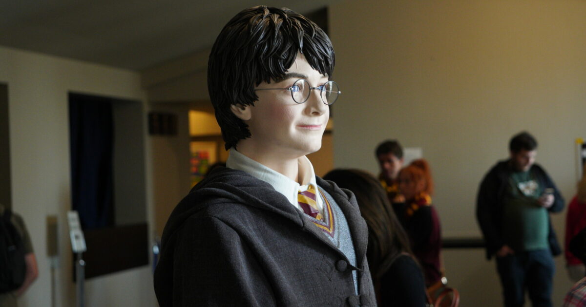 “Back To Hogwarts”, la magia di Harry Potter sbarca a Milano: mille fan italiani inaugurano l’anno scolastico di Hogwarts – Il racconto dell’evento “Back To Hogwarts”, la magia di Harry Potter sbarca a Milano: mille fan italiani inaugurano l’anno scolastico di Hogwarts – Il racconto dell’evento