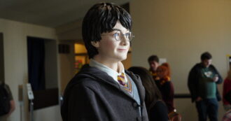 Copertina di “Back To Hogwarts”, la magia di Harry Potter sbarca a Milano: mille fan italiani inaugurano l’anno scolastico di Hogwarts – Il racconto dell’evento