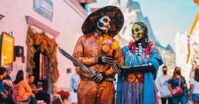 Copertina di In vacanza nei cimiteri, tra cripte e tradizioni antiche: il necroturismo è la nuova frontiera dei viaggi. Ecco le location e gli itinerari da scoprire in vista di Halloween